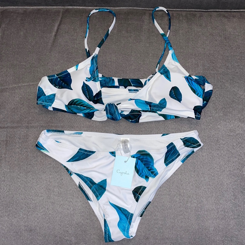 New. CUPSHE BIKINI. Size Large. Top fits B cup. - Picture 1 of 5